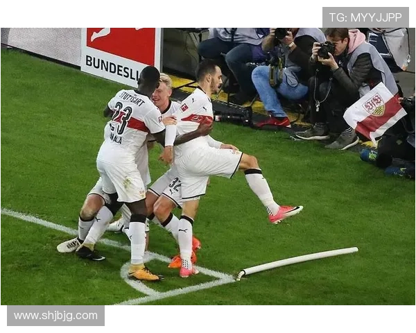 多特蒙德防守体系不稳定性加剧,从失误频发到崩盘风险显现 多特蒙德防守体系不稳定性加剧,从失误频发到崩盘风险显现