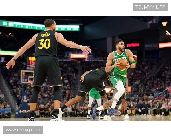 塔图姆单打主导关键回合，更胜库里无球造分