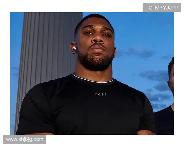 安东尼·约书亚训练完直接去夜店，穿高定西装喝黑桃A？